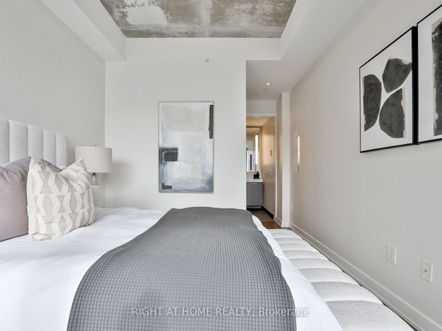 1029 - 629 King St W