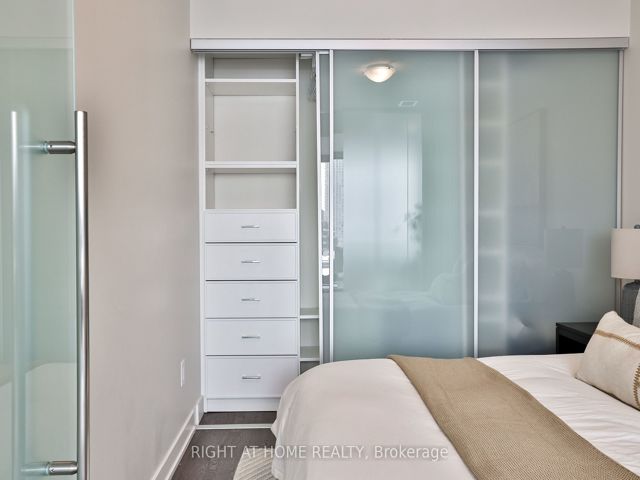 1029 - 629 King St W