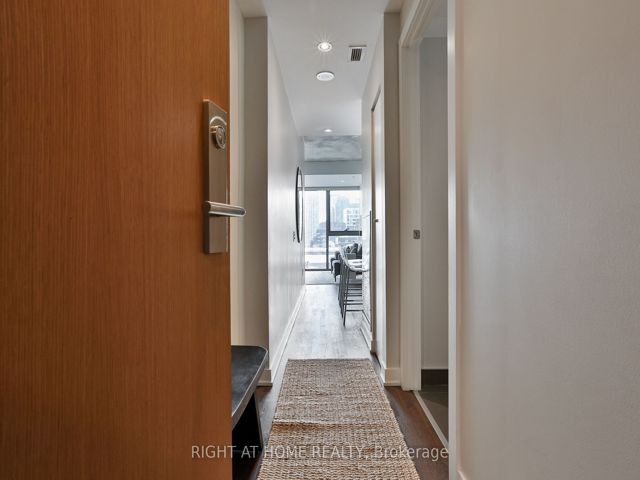 1029 - 629 King St W