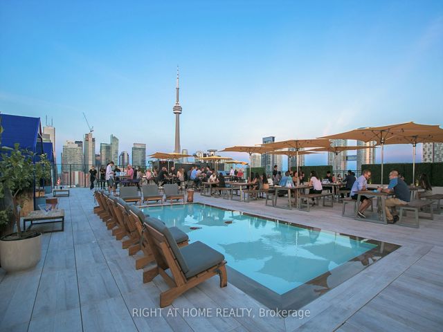 1029 - 629 King St W