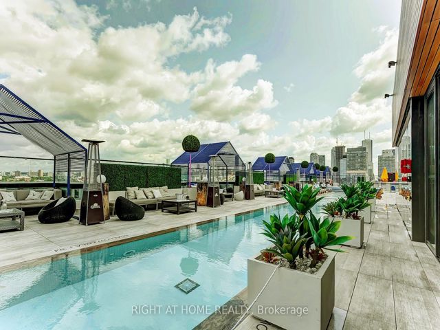 1029 - 629 King St W