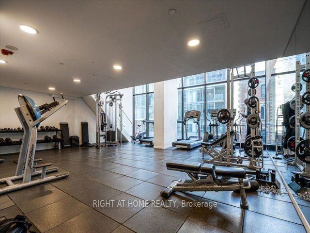 1029 - 629 King St W