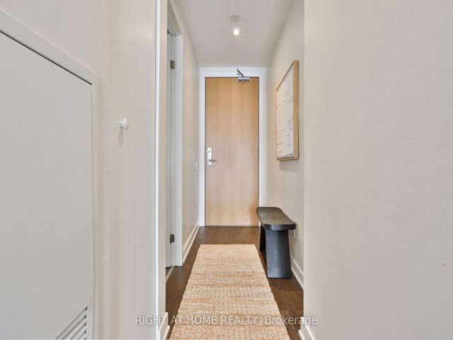 1029 - 629 King St W