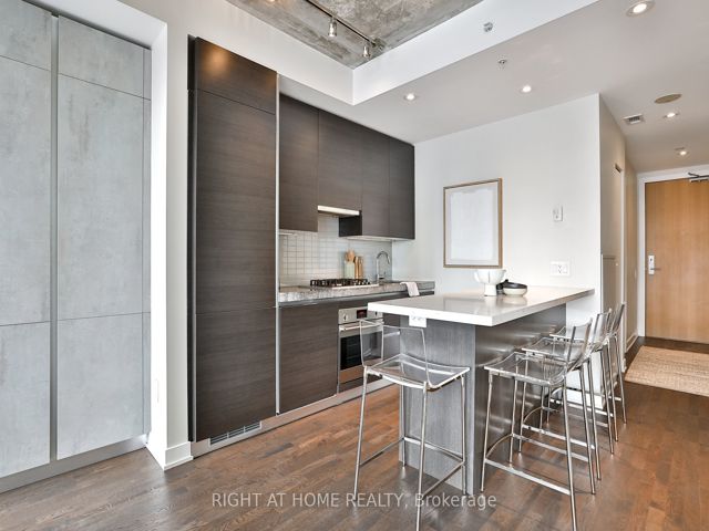1029 - 629 King St W