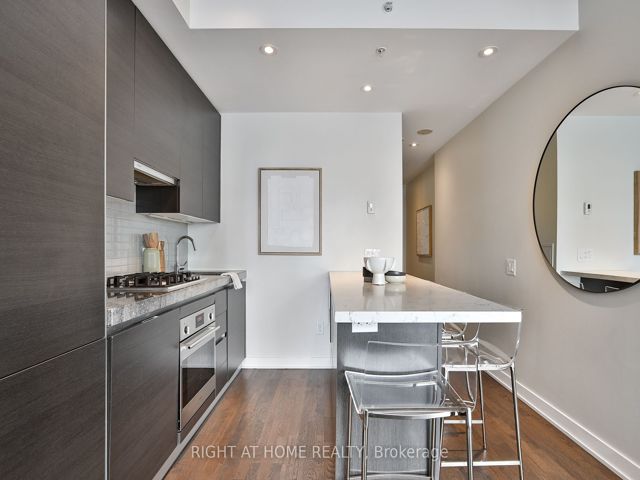 1029 - 629 King St W