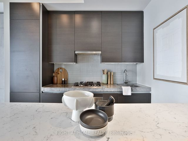1029 - 629 King St W