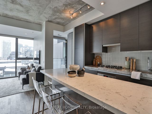 1029 - 629 King St W