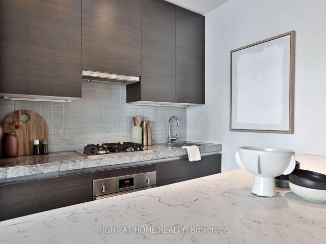 1029 - 629 King St W