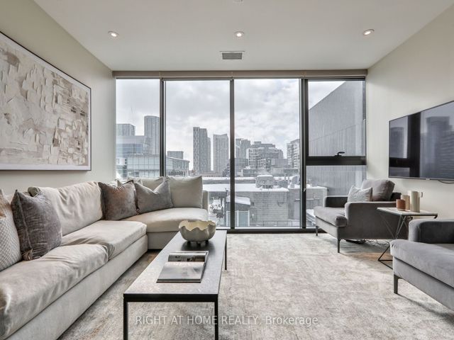 1029 - 629 King St W