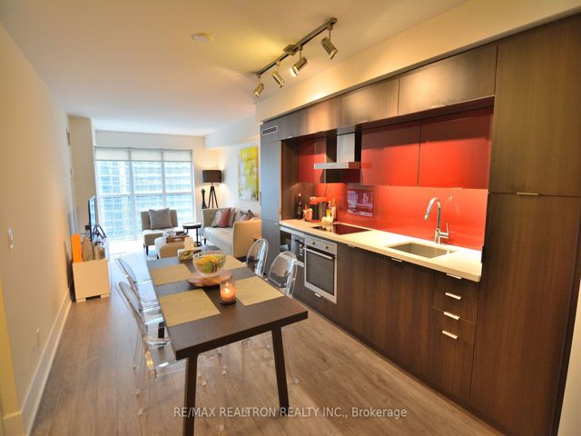 907 - 300 Front St W