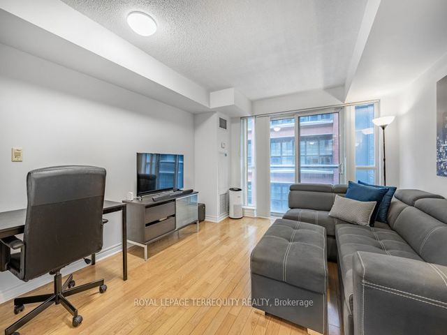 622 - 270 Wellington St W