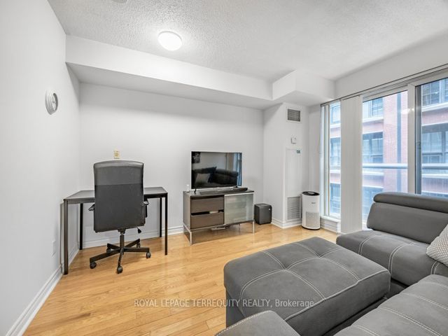 622 - 270 Wellington St W