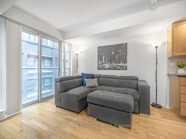 622 - 270 Wellington St W