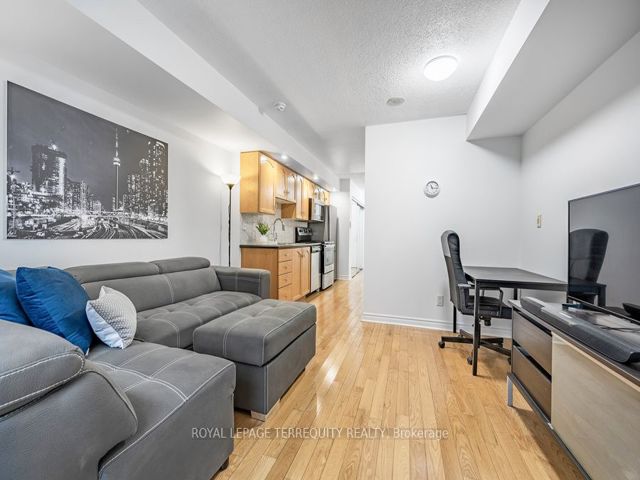 622 - 270 Wellington St W