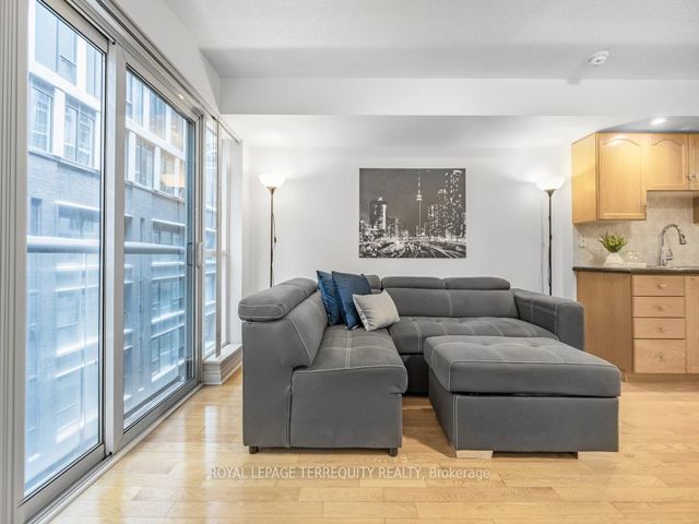 622 - 270 Wellington St W