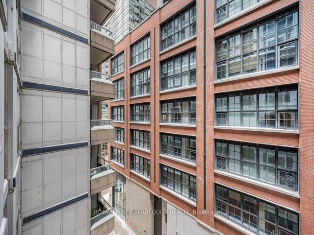 622 - 270 Wellington St W