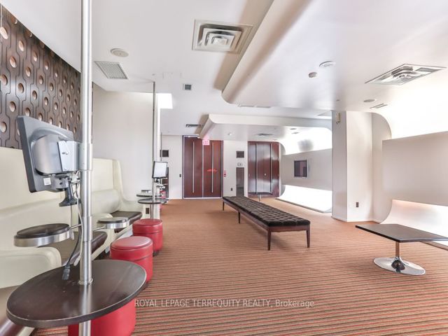 622 - 270 Wellington St W