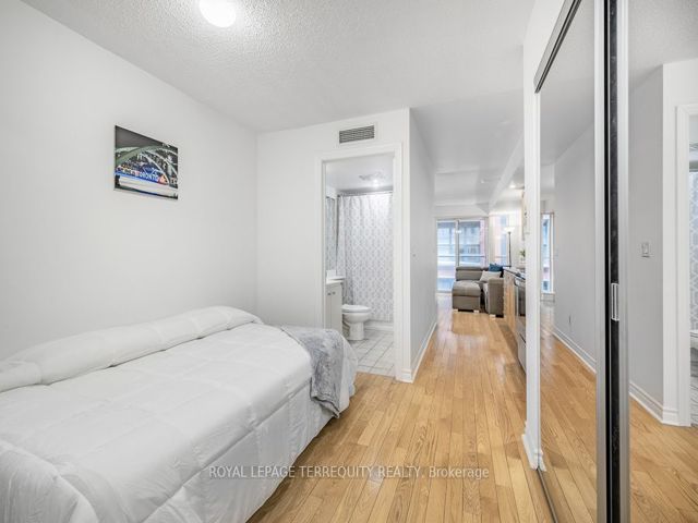 622 - 270 Wellington St W