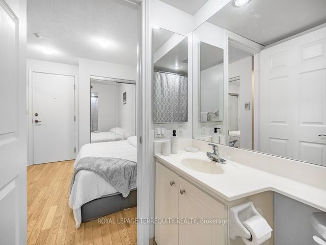 622 - 270 Wellington St W