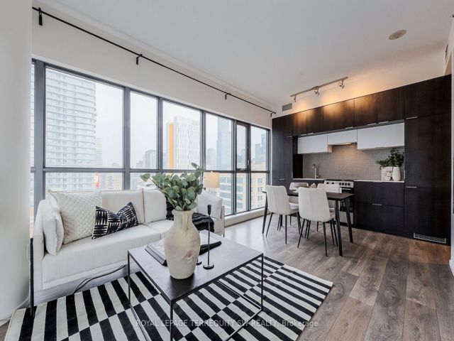 1601 - 159 Dundas St E