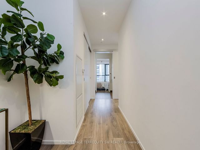 1601 - 159 Dundas St E