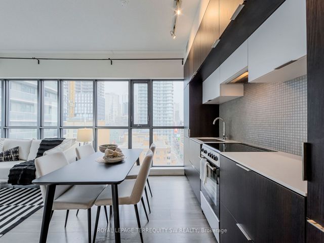 1601 - 159 Dundas St E