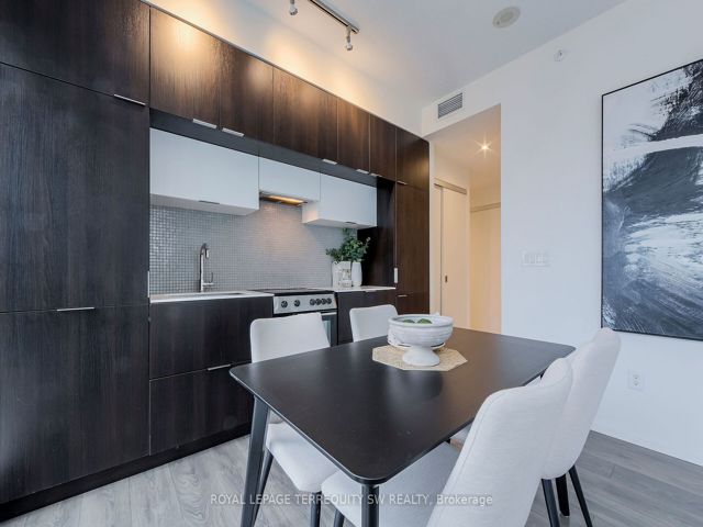 1601 - 159 Dundas St E
