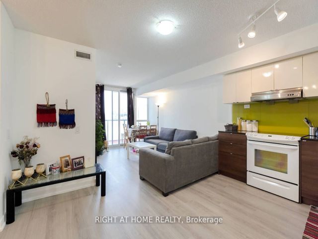 1216 - 121 Mcmahon Dr