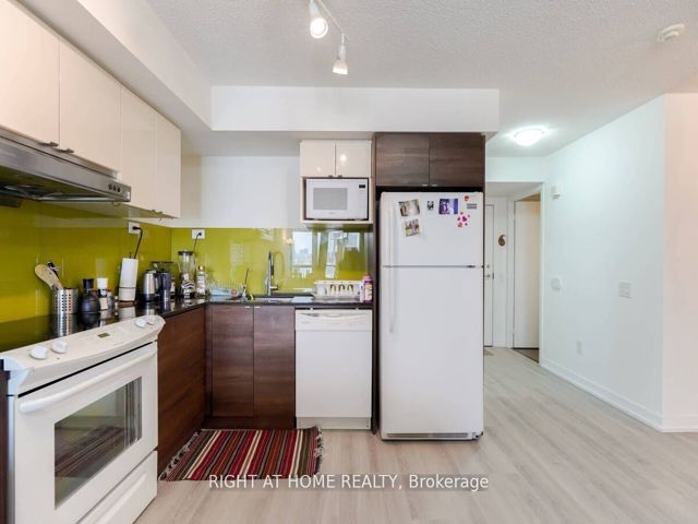 1216 - 121 Mcmahon Dr