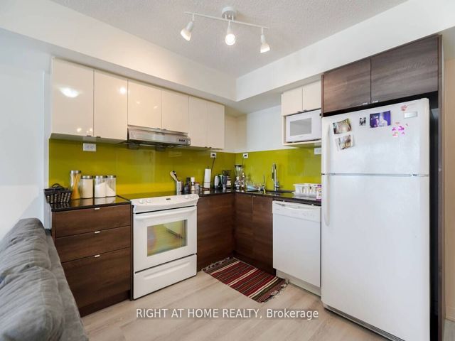 1216 - 121 Mcmahon Dr