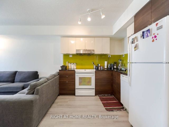 1216 - 121 Mcmahon Dr