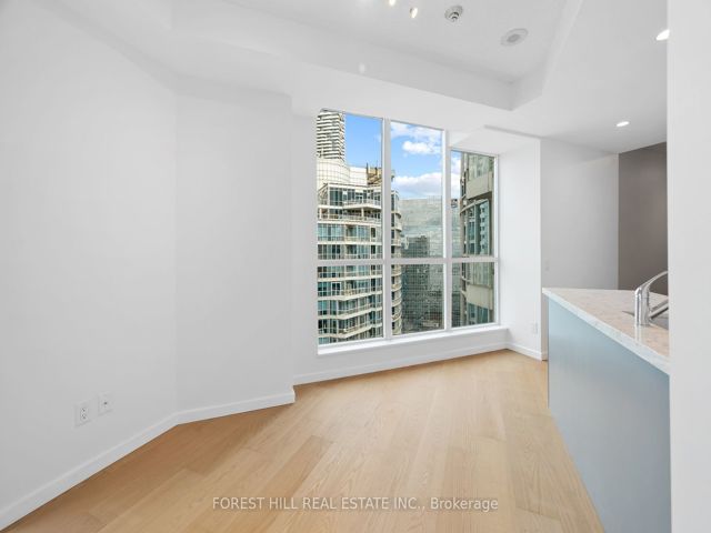 3512 - 208 Queens Quay Blvd W