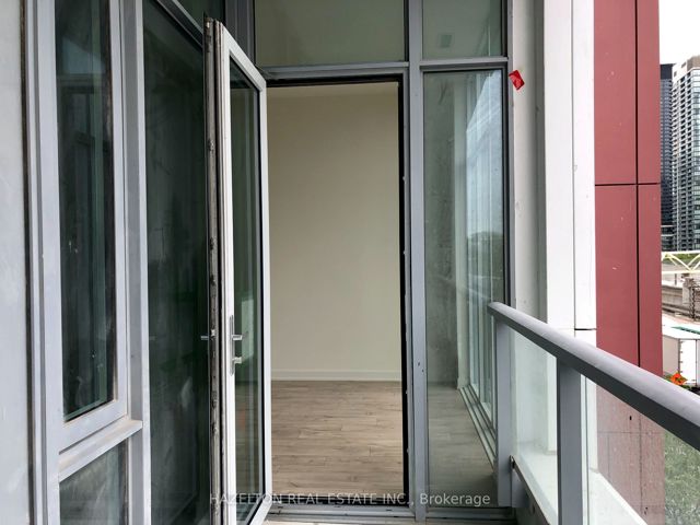 201E - 576 Front St W