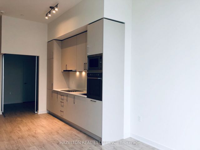 201E - 576 Front St W