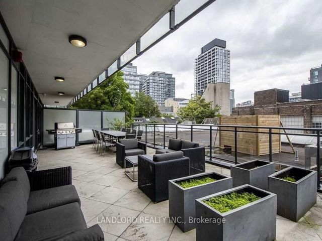 1107 - 318 King Street East St E