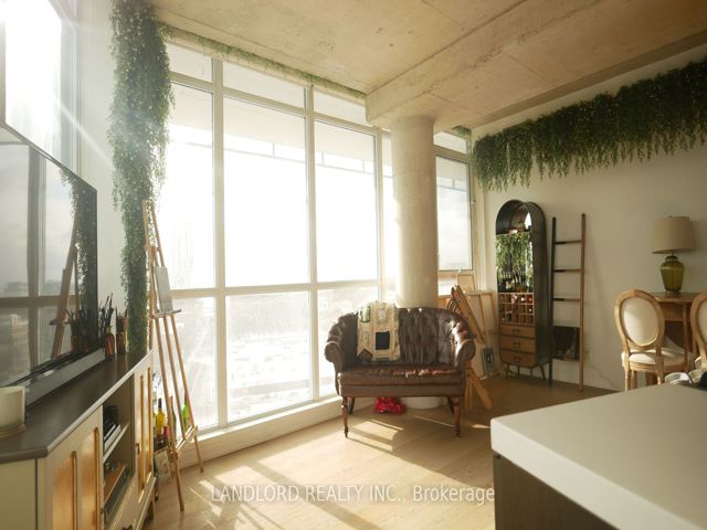 1107 - 318 King Street East St E
