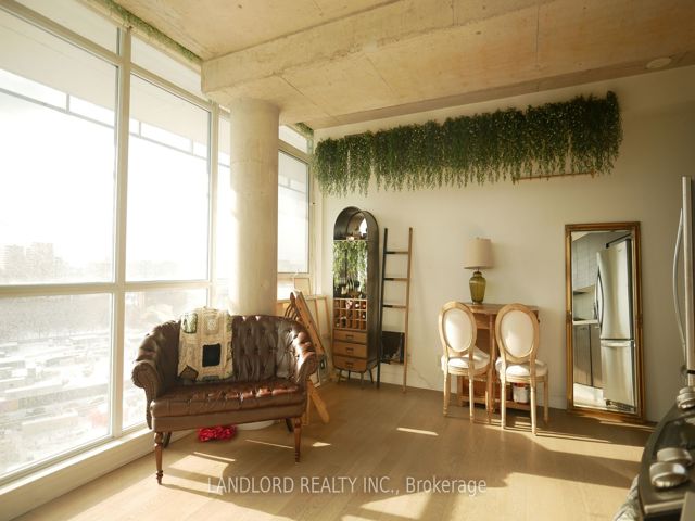 1107 - 318 King Street East St E