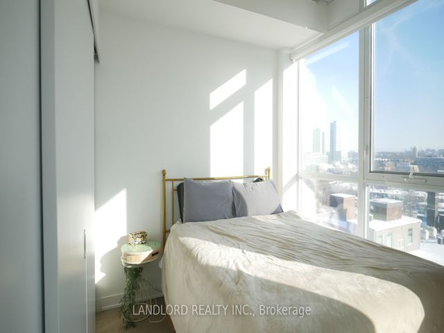 1107 - 318 King Street East St E
