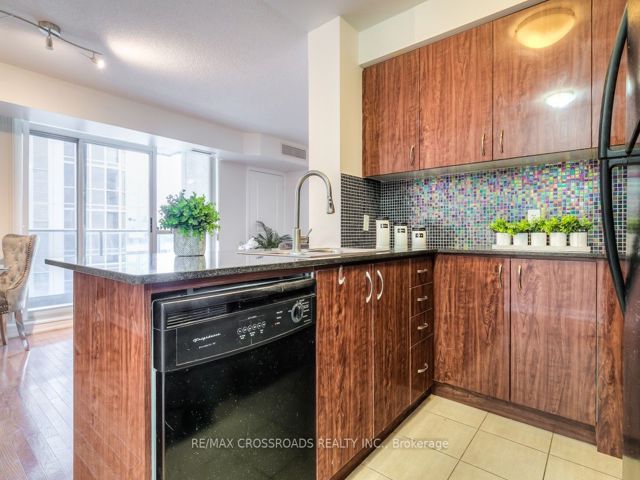 907 - 5791 Yonge St