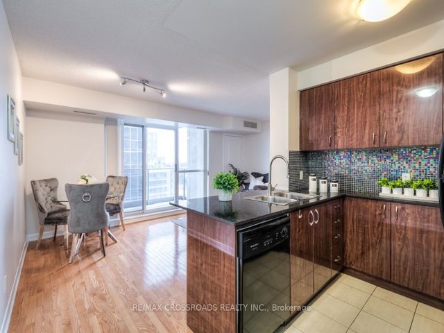 907 - 5791 Yonge St