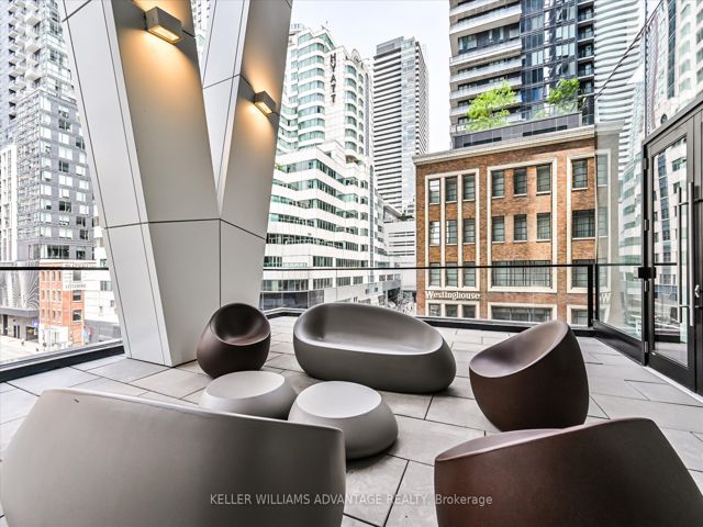 1502 - 357 King St W