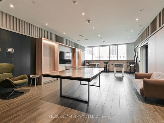 1502 - 357 King St W