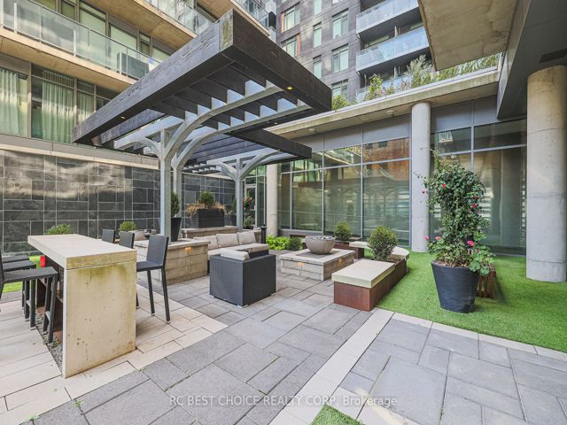 410 - 650 King St W
