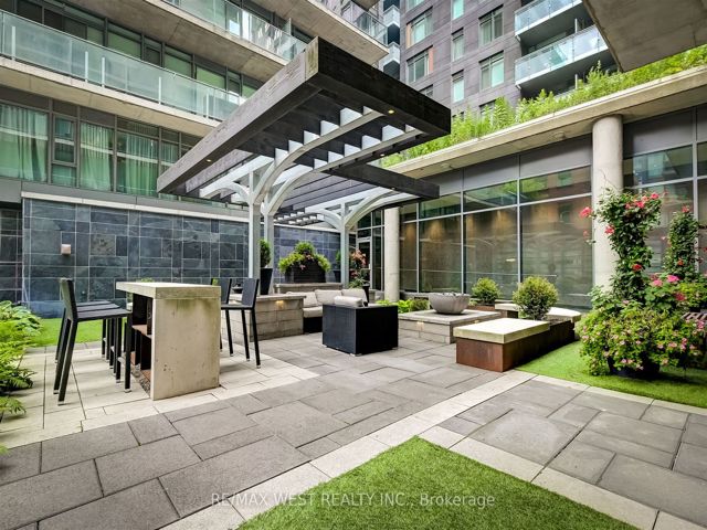 409 - 650 King St W
