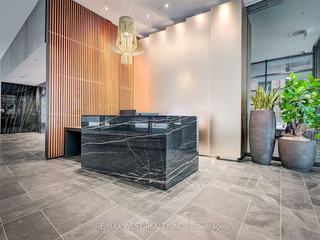 409 - 650 King St W