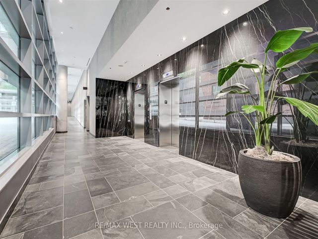 409 - 650 King St W