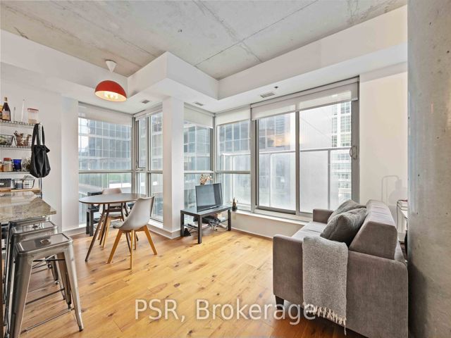 404 - 375 King St W