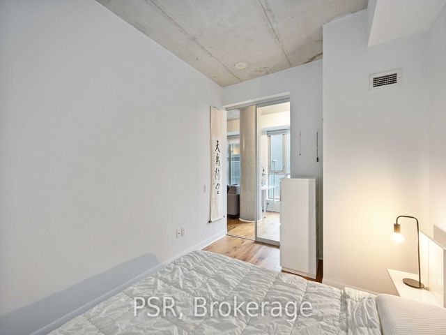 404 - 375 King St W