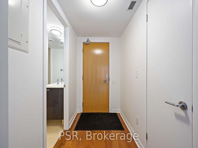 404 - 375 King St W