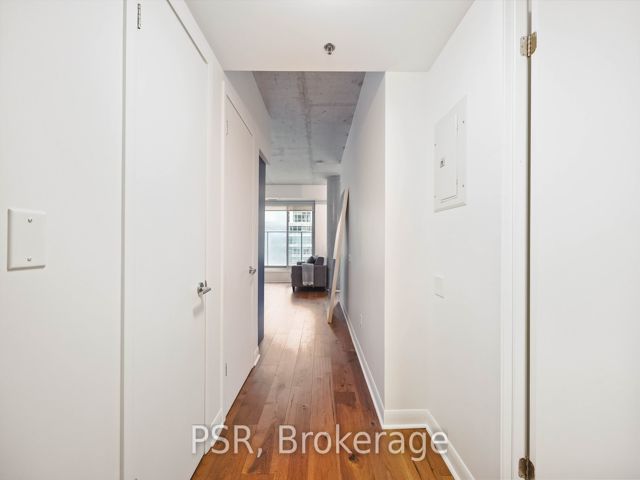 404 - 375 King St W